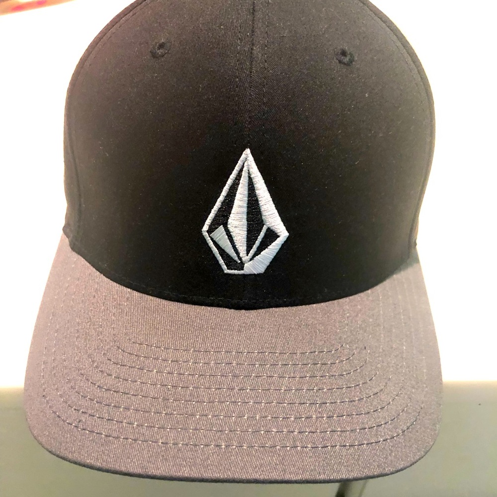 Flex-Fit Volcom Hat purple rim